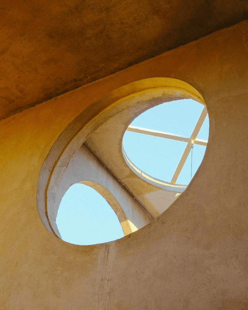 Detalhe de uma peça de beachwear Clio em processo artesanal.